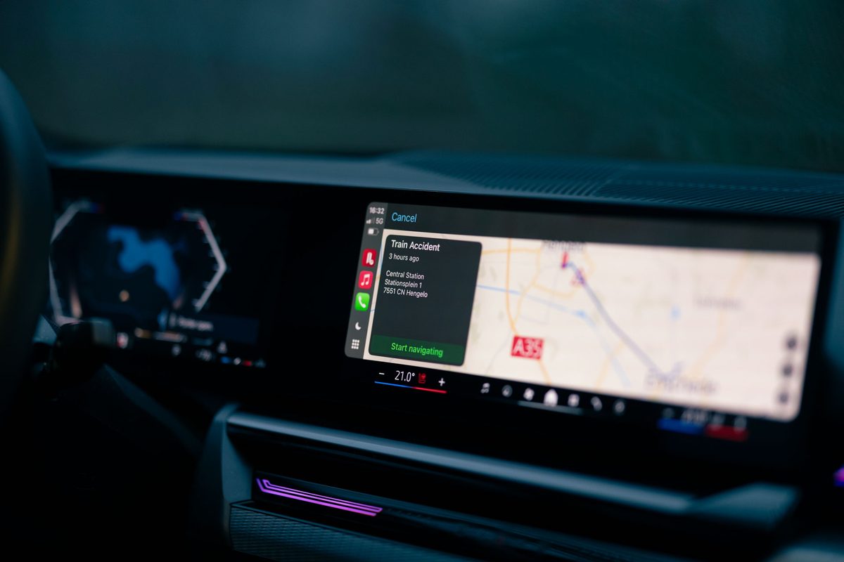 LIVENAV guidance on the vehicle screen